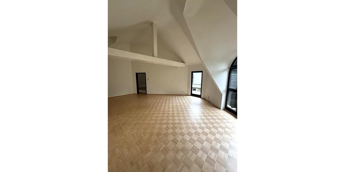 Dachgeschoßwohnung Wiesbaden Biebrich - 2 Zimmer, 90 m&sup2;, 1.315&euro; | Angebot:26662447